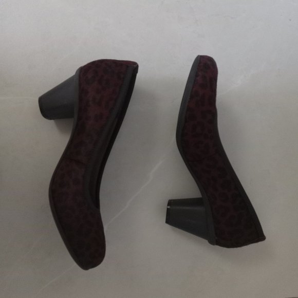 Vionic Leopard Print Heels - Picture 9 of 11